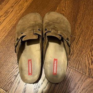 Unionbay Clogs size 8 Suede